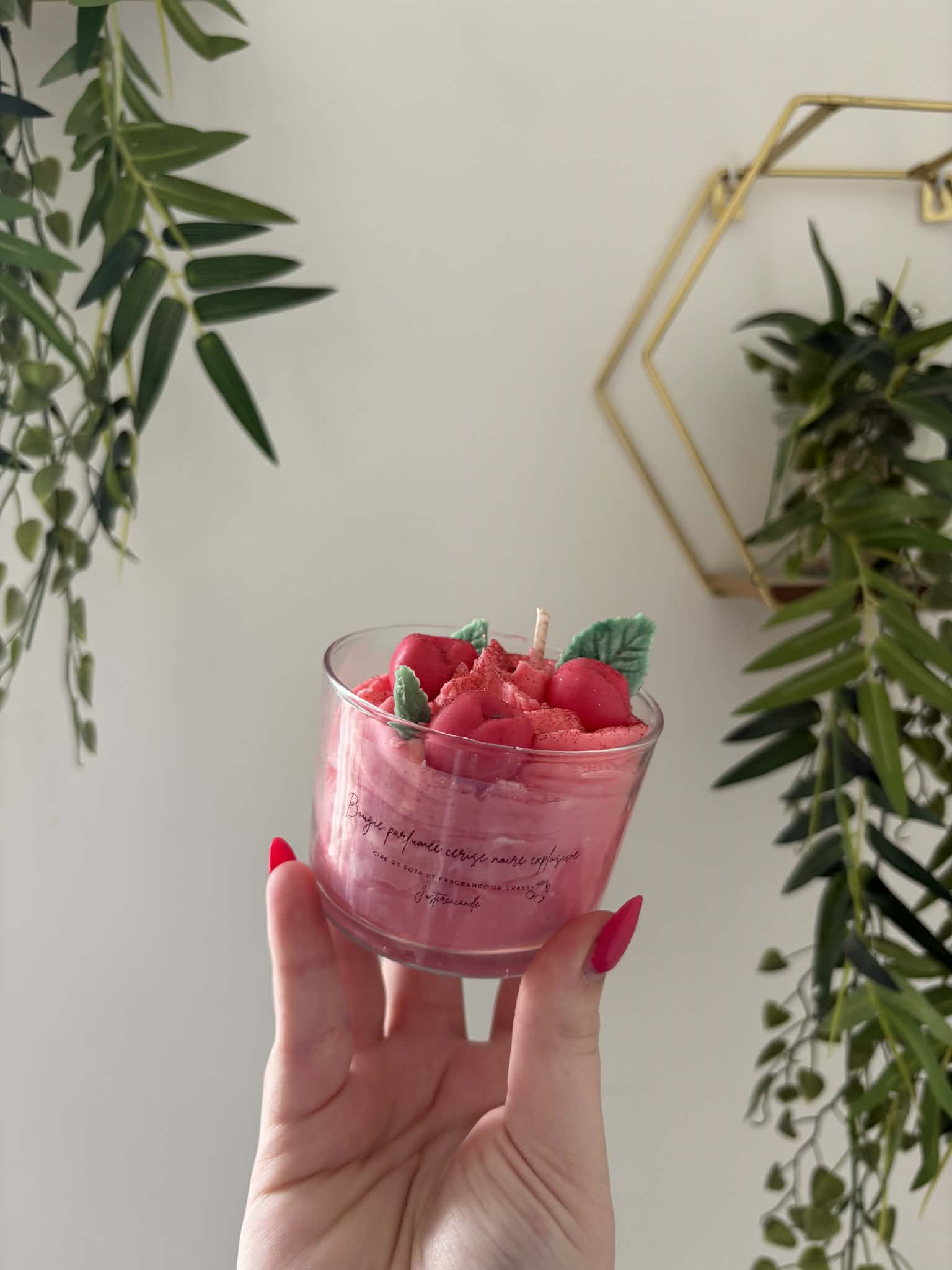 Bougie chantilly cerise noire explosive